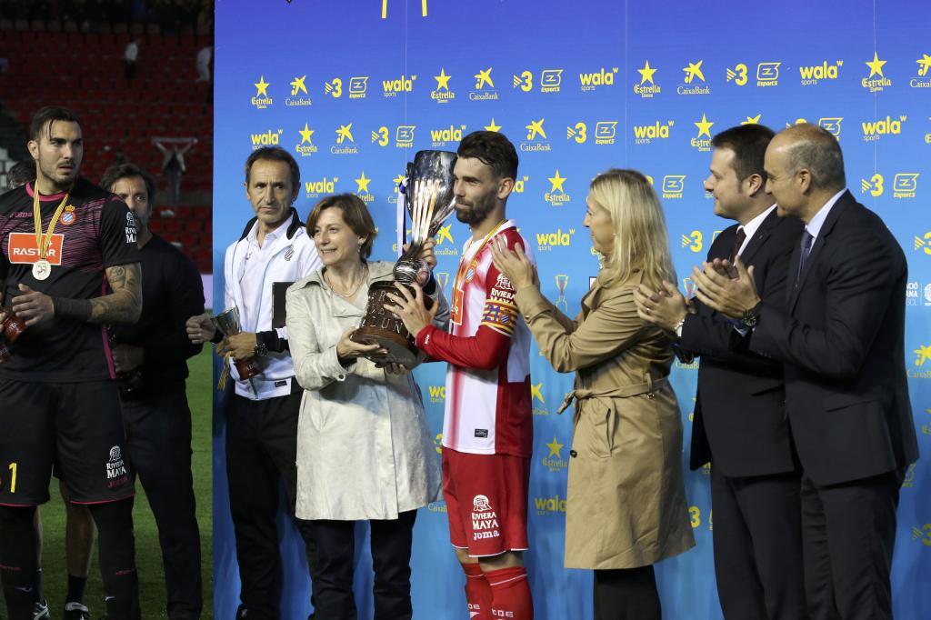 Vctor Snchez recoge el trofeo de campen de la Supercopa de...