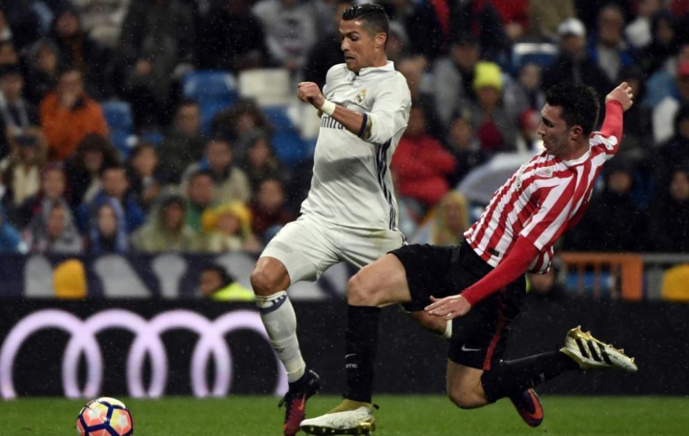 Laporte pugna con Cristiano Ronaldo.