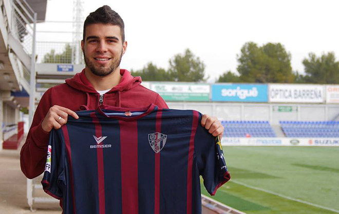Alexander Gonzlez posa con la camiseta del Huesca en el El Alcoraz.