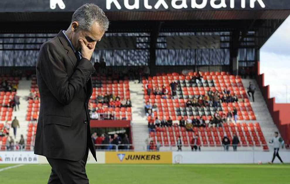 Un pensativo Carlos Terrazas antes del partido frente al Levante