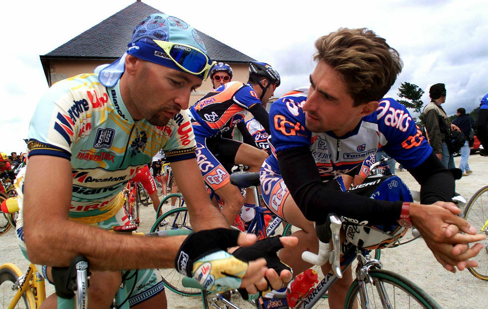 Samuele Schiavina (d) charla con Marco Pantani antes de una etapa del...