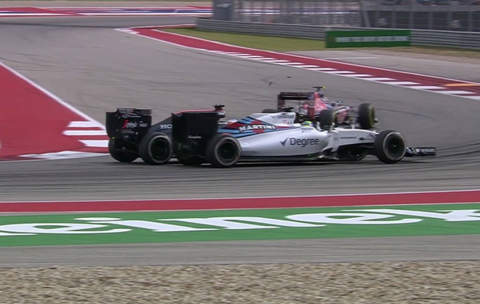 Alonso gana el interior de la curva durante el adelantamiento a Massa.