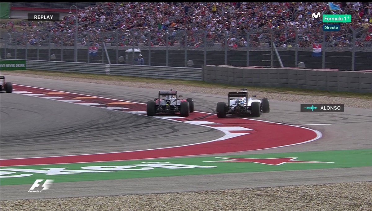 Alonso y Massa se salen de la pista tras tocarse ambos monoplazas.