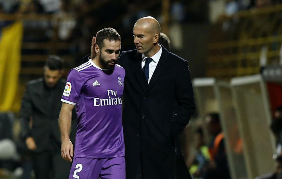 Carvajal y Zidane tras el cambio del lateral.