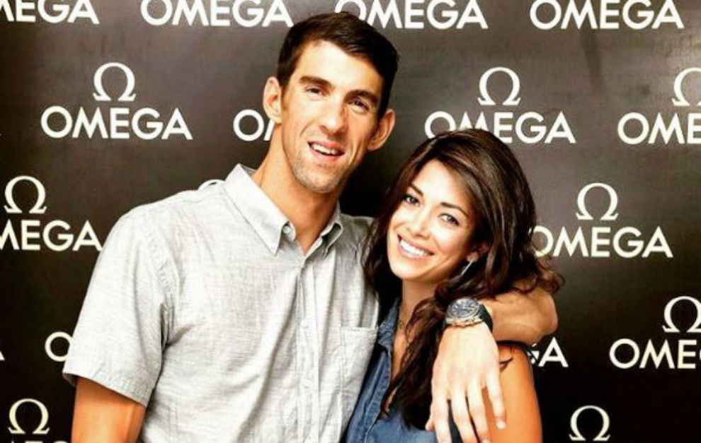 Michael Phelps y Nicole Johnson posan en un acto publicitario.