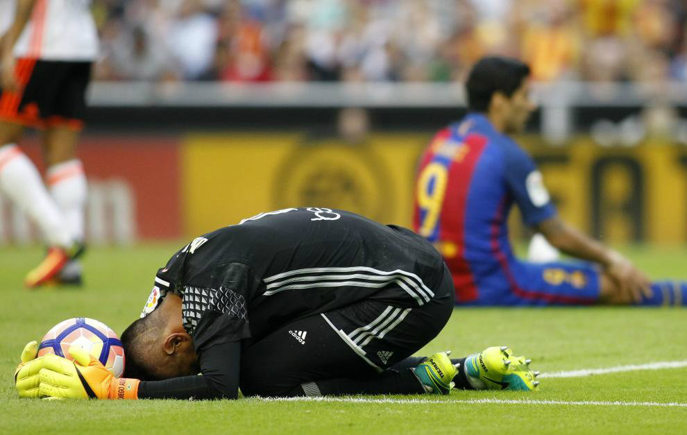 Diego Alves se lamenta tras encajar un gol del Barcelona.