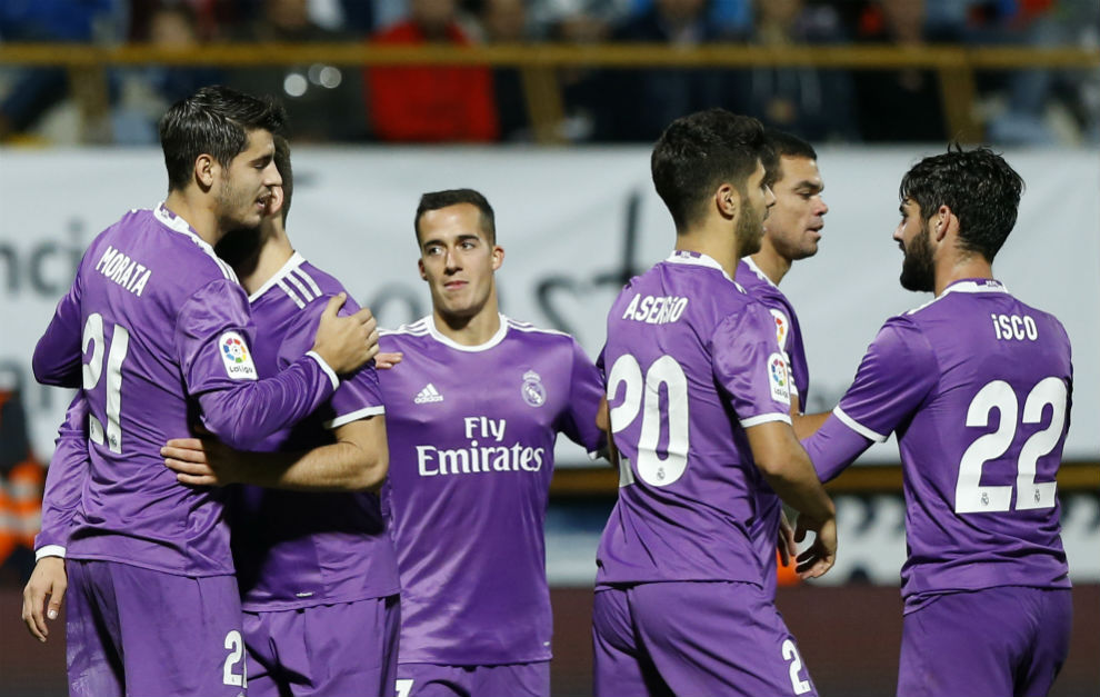 Los jugadores del Madrid celebran uno de los goles ante la Cultural.