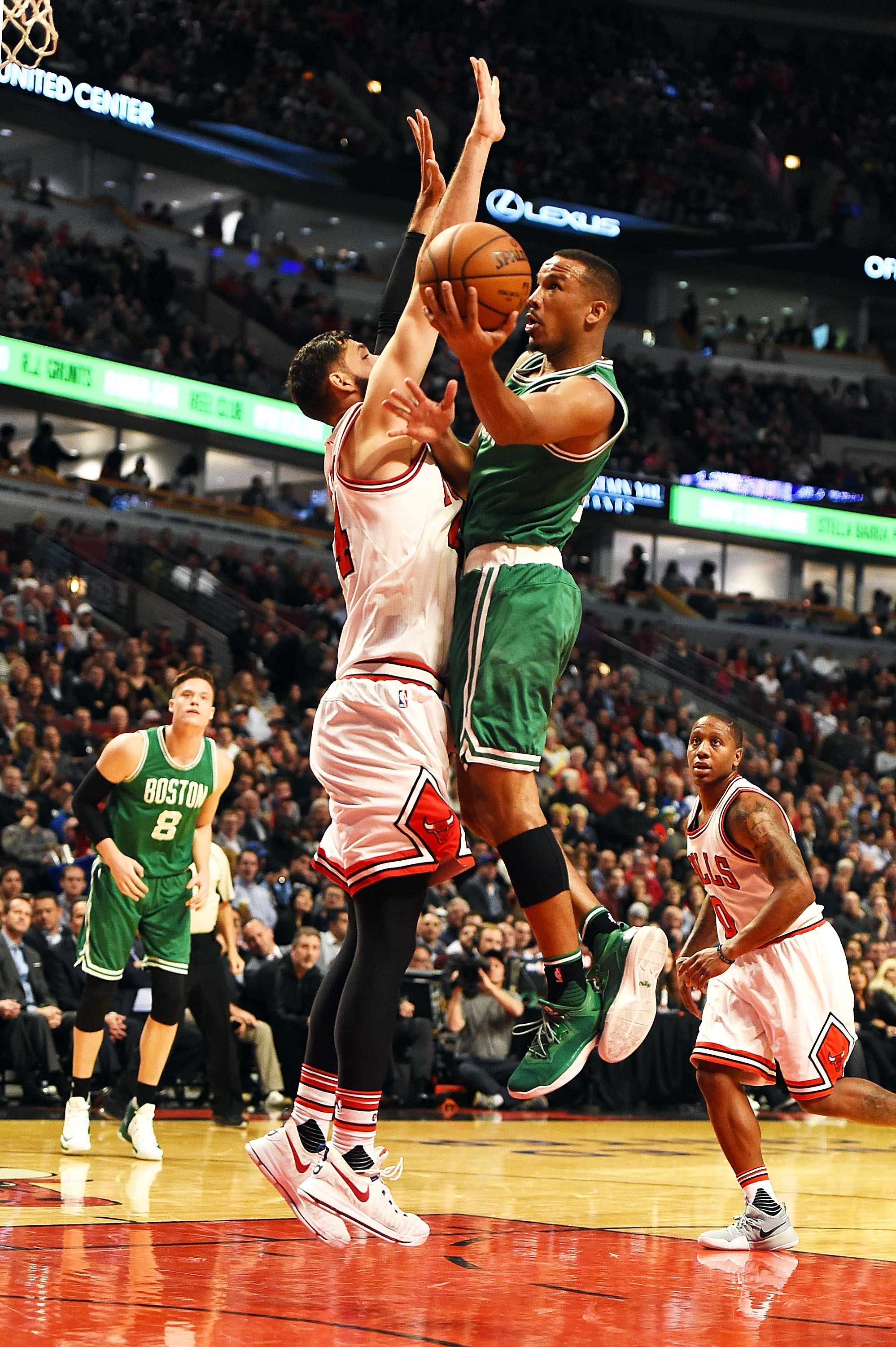 Terry Rozier (Celtics) tratando de superar a Nikola Mirotic (Bulls)