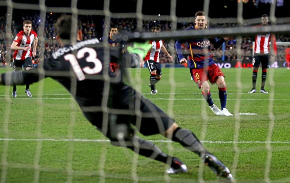 Leo lanzando un penalti ante el Athletic en un partido de Liga de la...