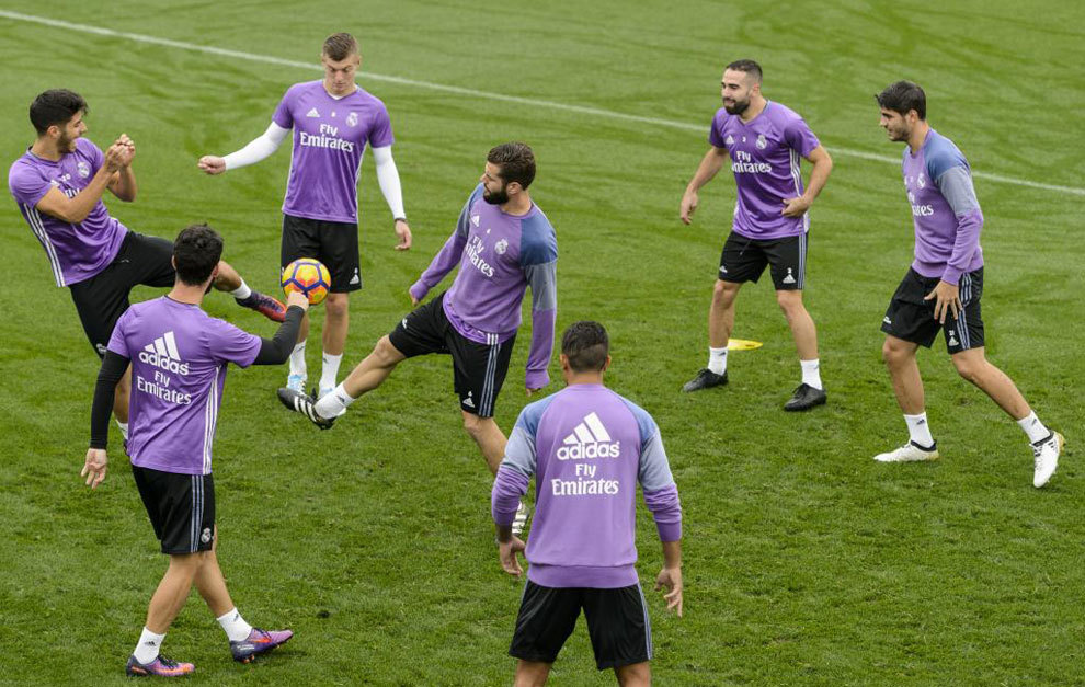 Los jugadores del Madrid, en un rondo del entrenamiento.