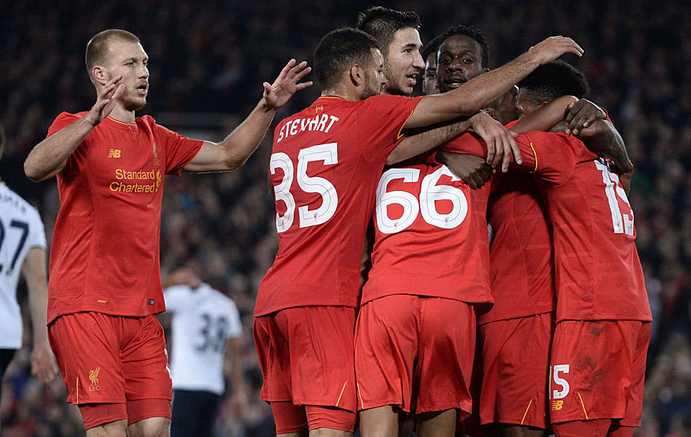 Los jugadores del Liverpool se abrazan para festejar un gol ante el...