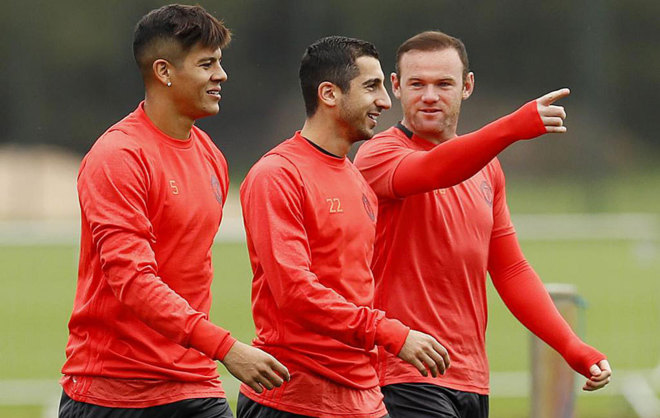 Mkhitaryan, en el centro, junto a Rojo y Rooney en un entrenamiento...