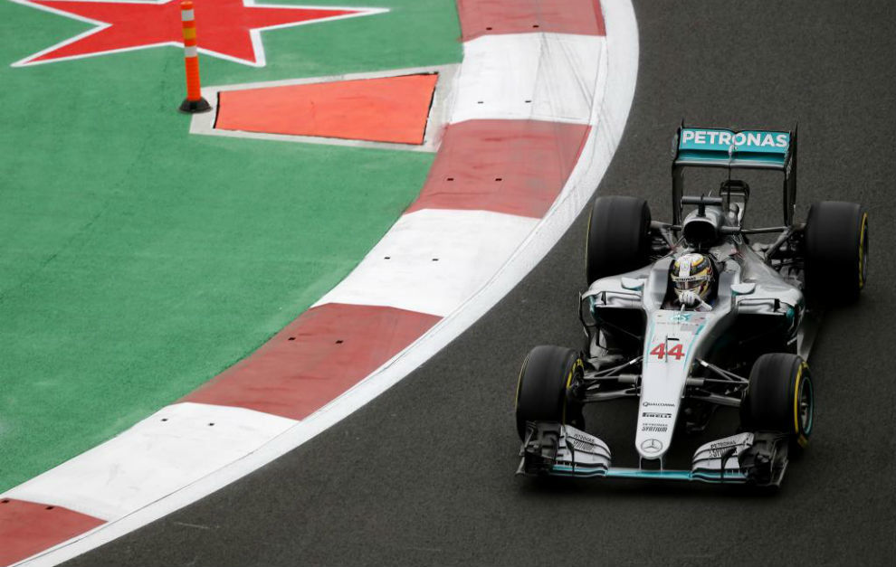 Hamilton pilota su Mercedes en el Autdromo Hermanos Rodrguez.