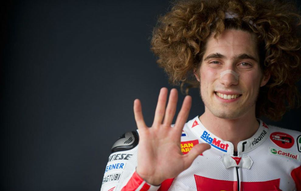 Simoncelli saluda durante el GP de Gran Bretaa de 2011, cuatro meses...