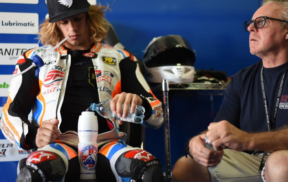 Remy Gardner, junto a su padre Wayne, durante un gran premio de Moto2...