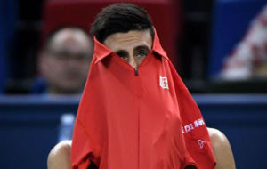 Djokovic se tapa la cara con la camiseta