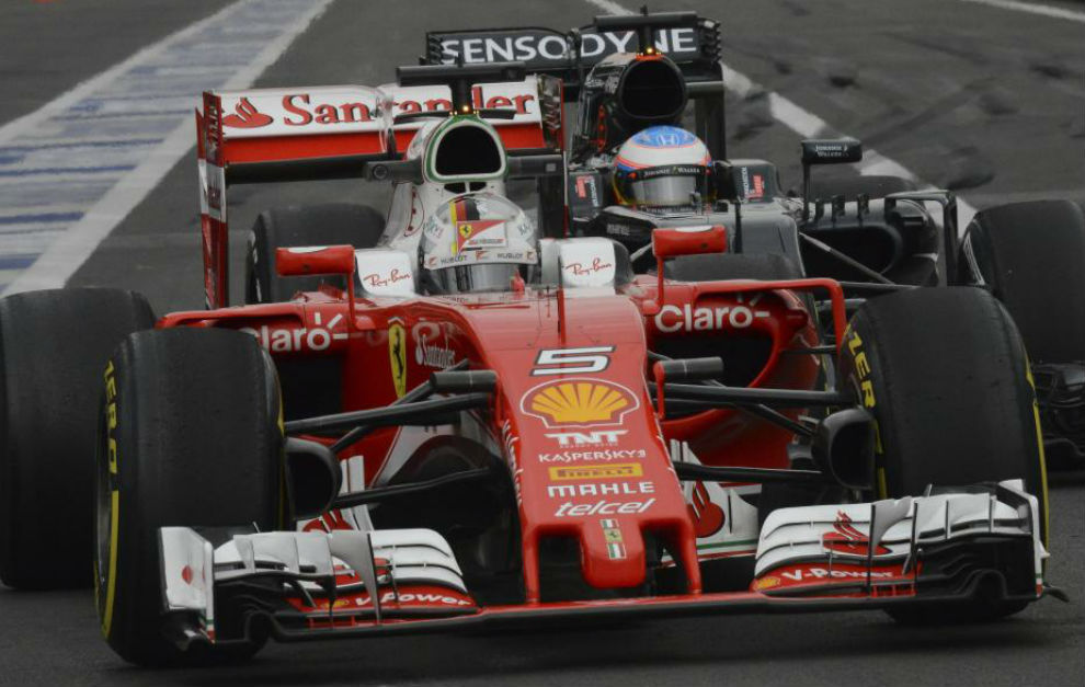 Vettel y Alonso, durante los entrenamientos libres del GP de Mxico.