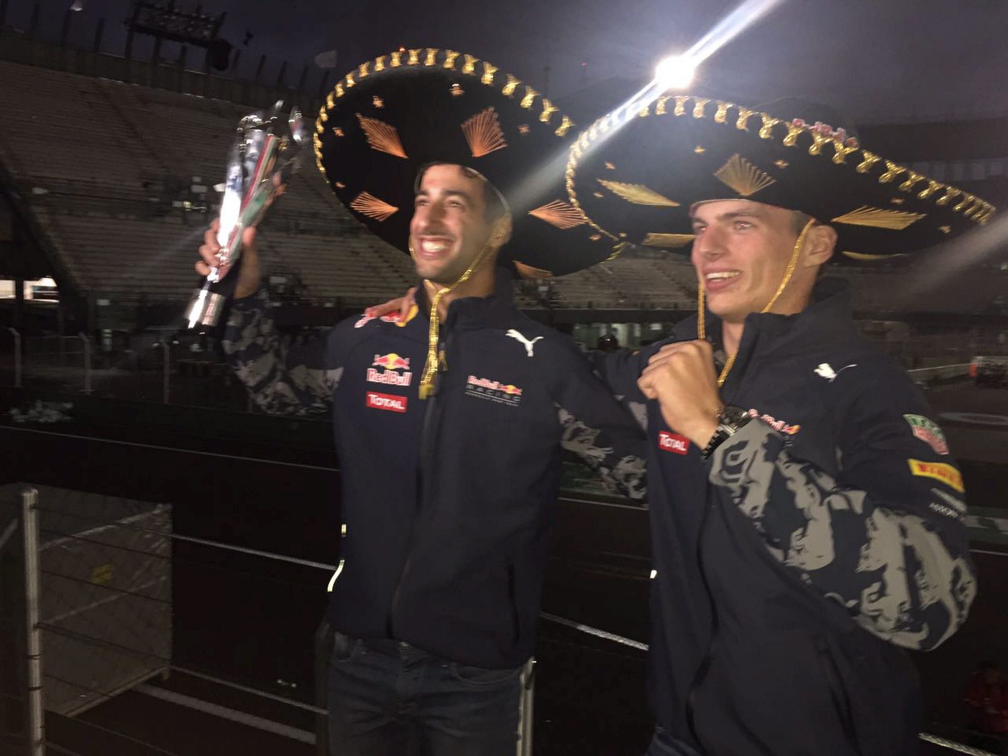 Ricciardo y Verstappen celebran el tercer puesto del australiano.