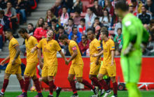 Los jugadores del Sevilla celebran el gol de Vietto en Gijn.