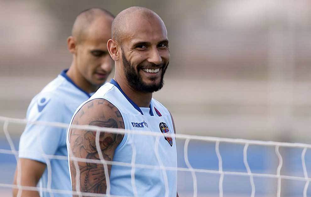 Martins sonre durante un entrenamiento, con Natxo Insa detrs