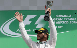 Hamilton levanta su trofeo como ganador en Mxico