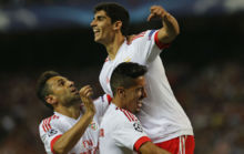 Jugadores del Benfica celebrando el tanto en el Caldern