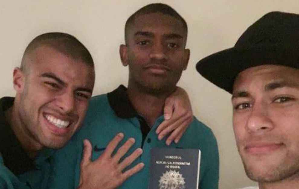 Rafinha y Neymar, bromeando con el pasaporte de Marlon