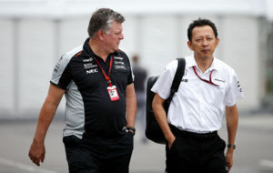 Yusuke Hasegawa junto a Otmar Szafnauer de Force India en el GP de...