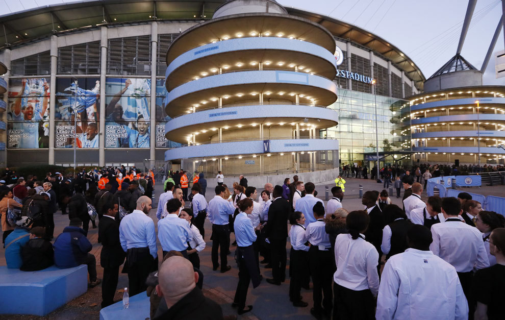 рабочие Манчестер Сити были эвакуированы со стадиона.