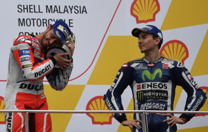 Dovizioso abraza el trofeo de ganador del GP de Malasia ante la mirada...