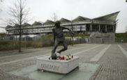 La escultura de Deyna, mito del Legia, con el estadio polaco de fondo