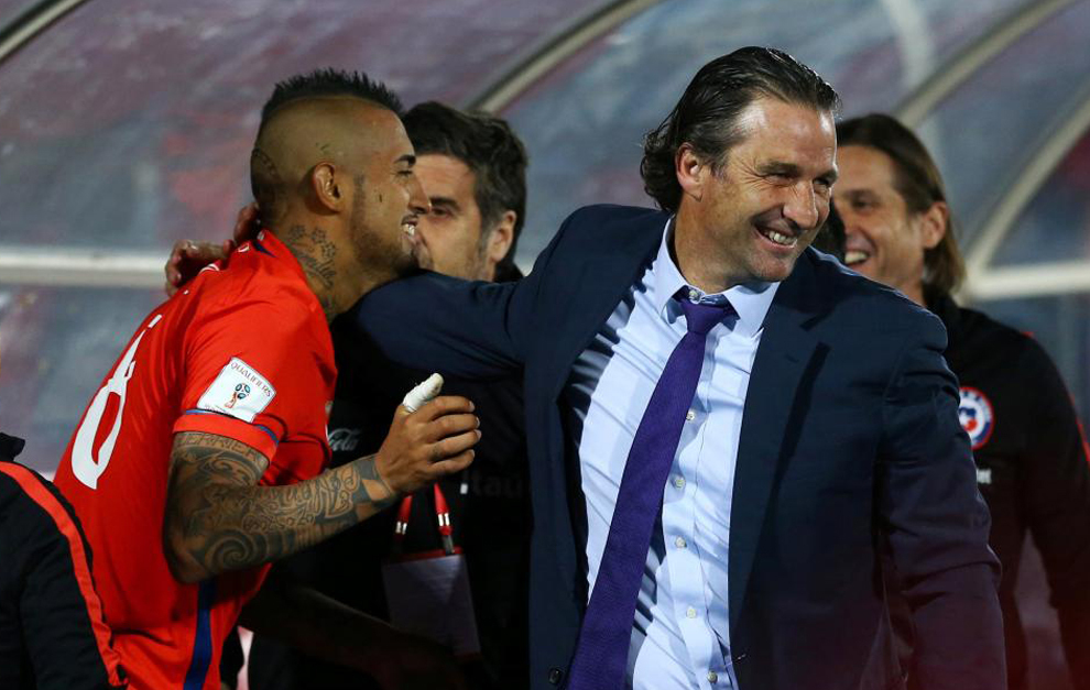 Pizzi felicita a Arturo Vidal en un partido de Chile.