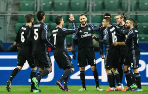 Los jugadores del Real Madrid felicitan a Bale tras su gol al Legia