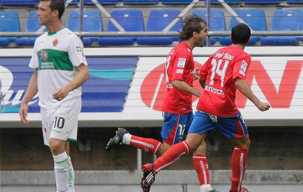 Barkero y Mikel lvaro celebran un gol del Numancia al Elche en la...