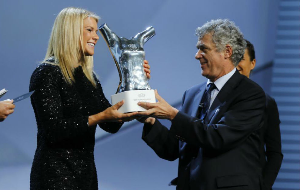 Ada Hegerberg recibe el premio a &apos;Mejor jugadora de Europa&apos; de la mano...