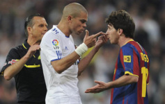 Messi se encara Pepe tras pegar el pelotazo a la grada del Bernabu...