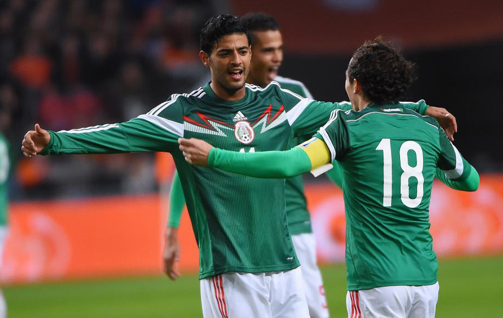 Vela, celebrando con Guardado un gol de la seleccin mexicana.
