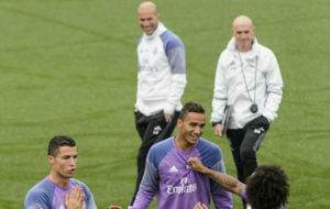 Zidane observa a sus jugadores bromear en un entrenamiento