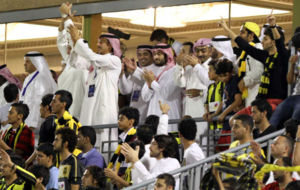 Aficionados rabes siguiendo un choque de Al Ittihad.