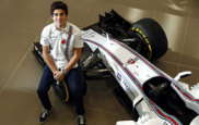 Lance Stroll, de 18 aos, posando como nuevo piloto de Williams para...