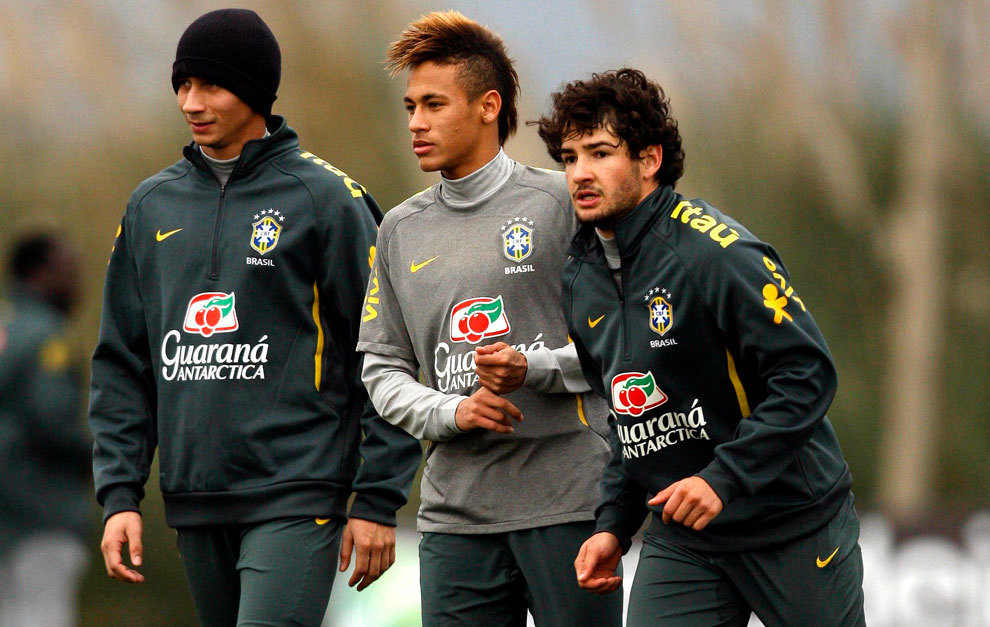 Ganso, Neymar y Pato, en un entrenamiento de Brasil en 2011