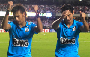 Neymar y Ganso celebran un gol con el Santos en abril de 2012