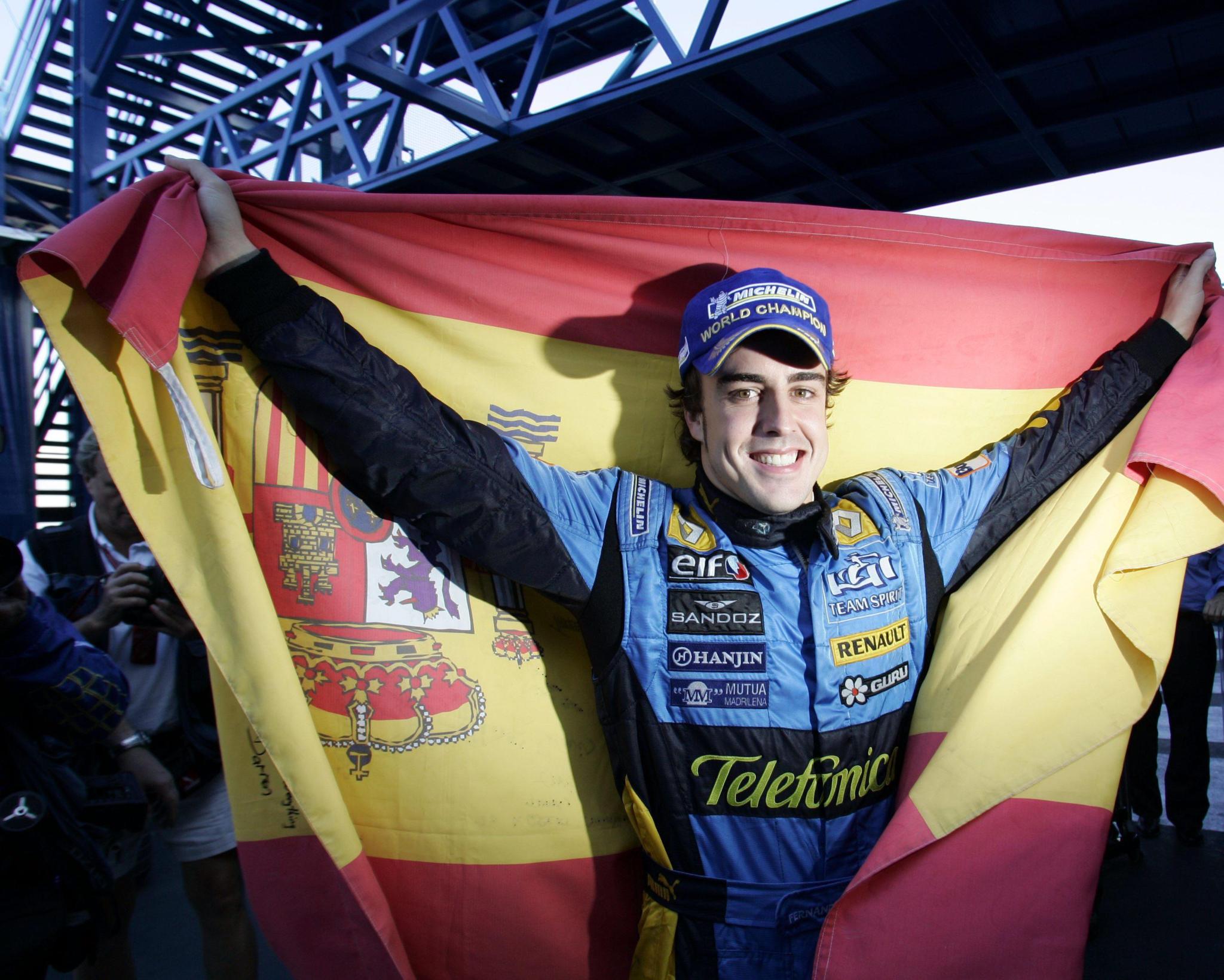 Alonso, con la bandera de Espaa, celebra el bicampeonato