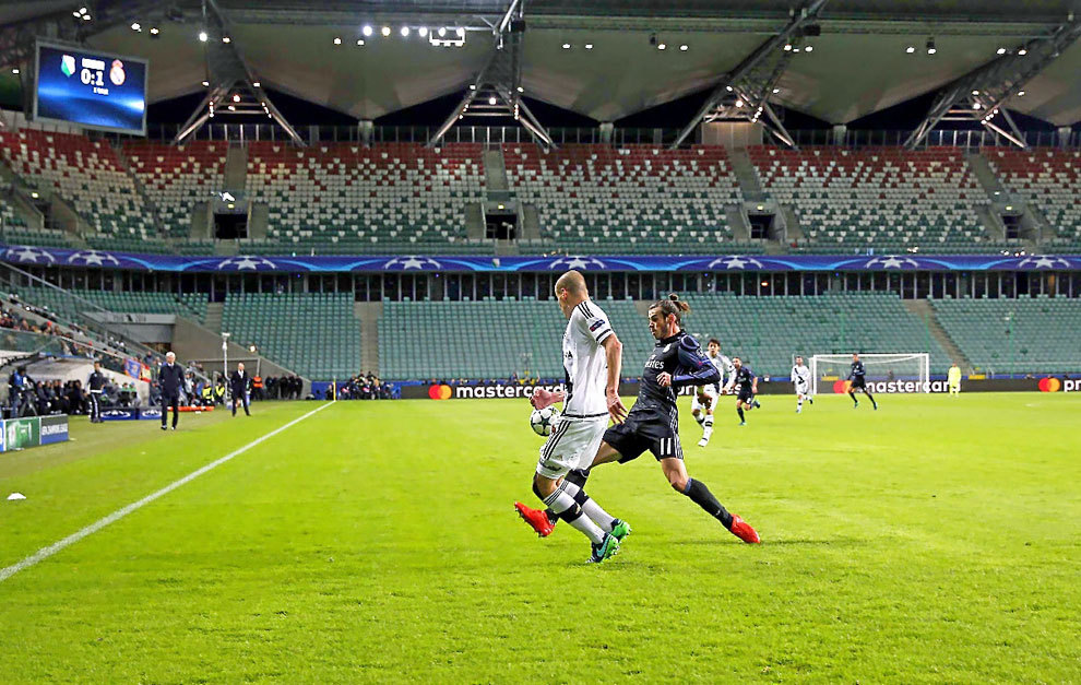 Bale intenta llegar a un baln en Varsovia con el estadio desierto...
