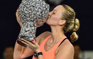 La checa Petra Kvitova besa el trofeo tras ganar en Zhuhai.