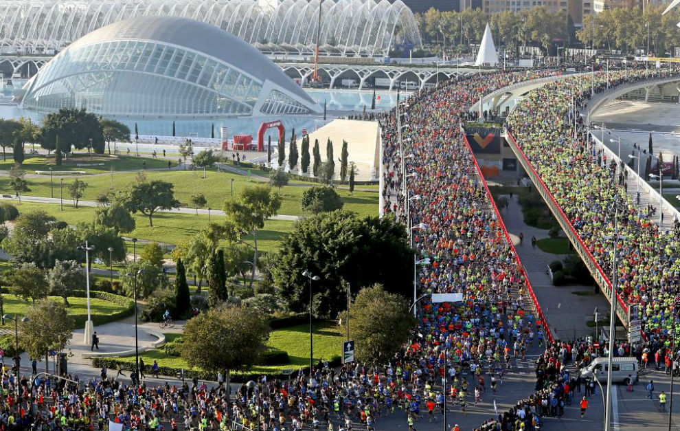 Miles de corredores toman la salida en el maratn de Valencia.