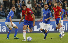 Diego Costa en el partido frente a Italia.