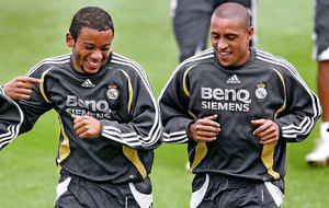 Marcelo y Roberto Carlos durante un entrenamiento del Real Madrid en...