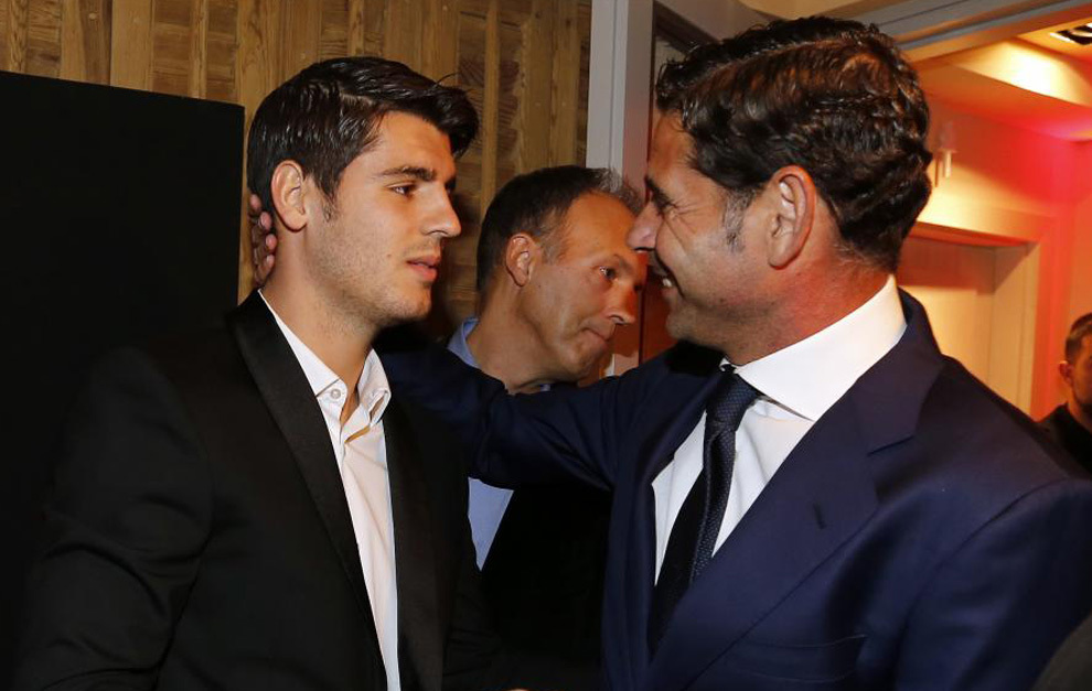 Fernando Hierro saluda a lvaro Morata antes de recoger el premio.