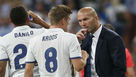 Zinedine Zidane conversa con Toni Kroos